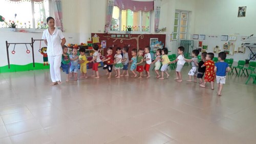 Hoạt động thể dục sáng của các bé lớp nhà trẻ D1 Trường mầm non Phúc Lợi